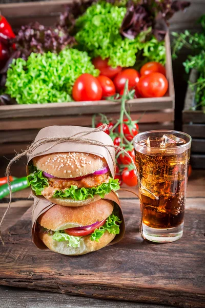 Takeaway hambúrguer caseiro com bebida fria — Fotografia de Stock