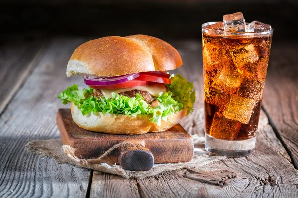 Bevanda fredda con gustoso hamburger — Foto Stock