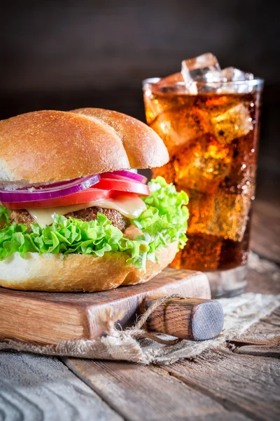 Cold drink with tasty hamburger — Stock Photo, Image