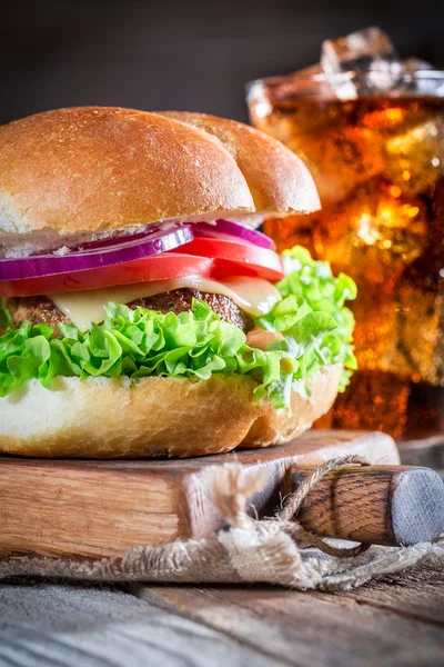 Bebida fría con hamburguesa fresca —  Fotos de Stock