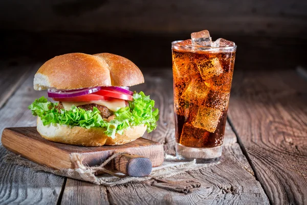 Zimny napój z domowy burger — Zdjęcie stockowe