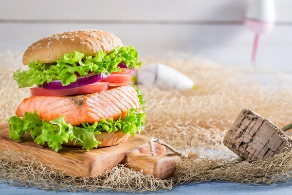 Lahodné hamburger s rybami a zeleninou — Stock fotografie