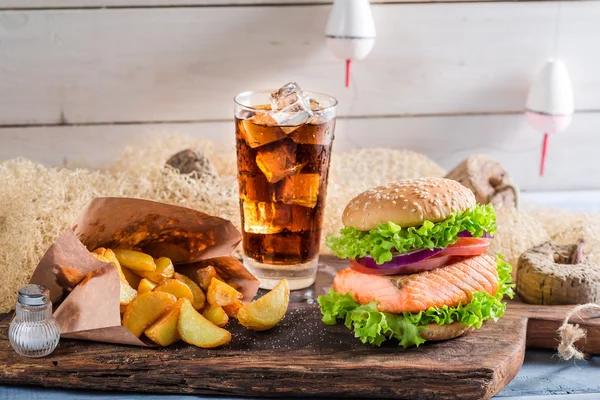 Smakelijke hamburger met fis — Stockfoto