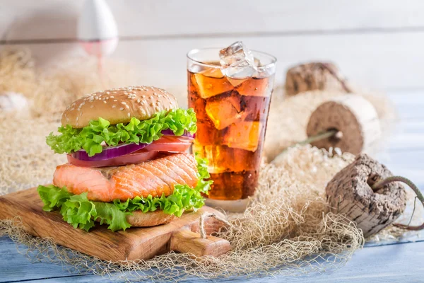 Frischer Burger mit Fis — Stockfoto