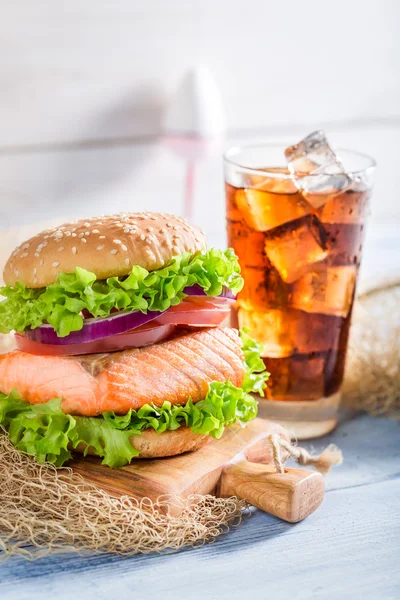 Sabrosa hamburguesa de pescado con salmo —  Fotos de Stock