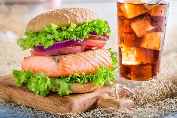 Hamburguesa fresca con salmo —  Fotos de Stock