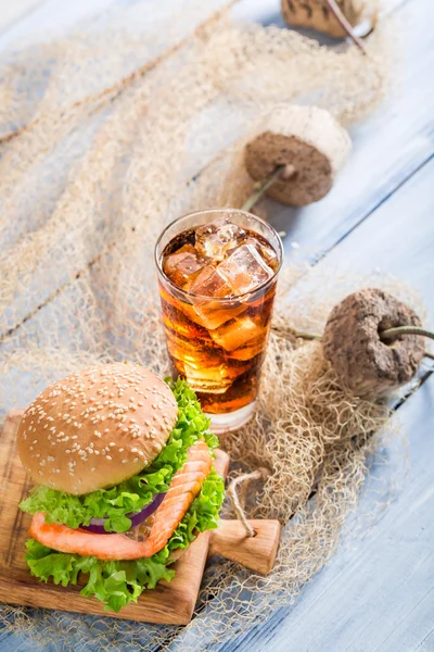 Huisgemaakte hamburger met fis — Stockfoto