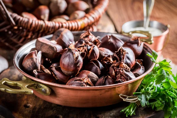 Primo piano di deliziose castagne — Foto Stock