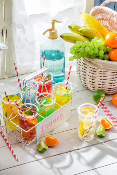 Chutný nápoj s citrusy a máta list — Stock fotografie