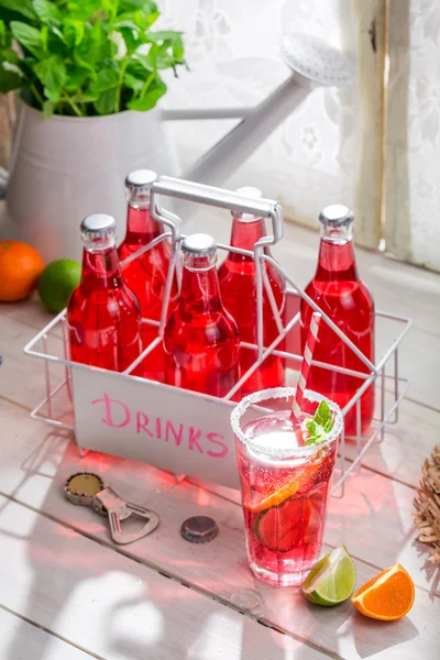Bebida saborosa de verão vermelho em garrafa — Fotografia de Stock