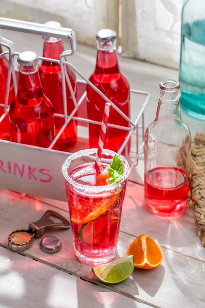 Chutné červené letní drink s lístkem máty — Stock fotografie
