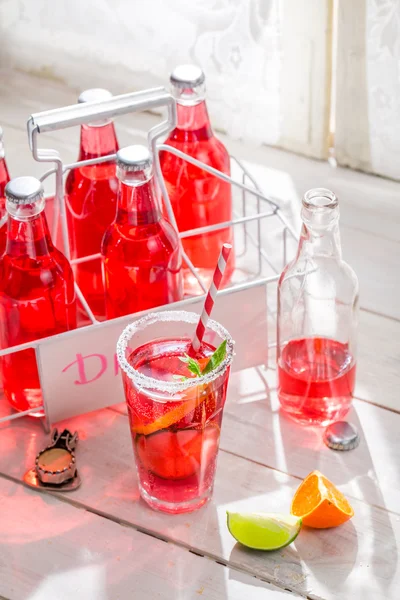 Soğuk Yaz içeceği olarak narenciye meyve ile şişe — Stok fotoğraf
