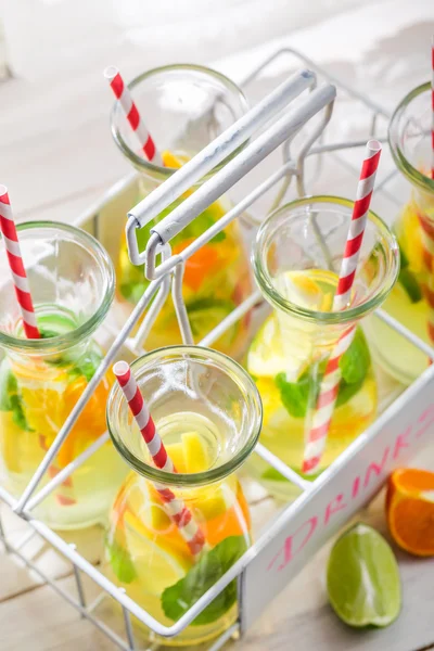 Letní drink s citronu a pomeranče — Stock fotografie