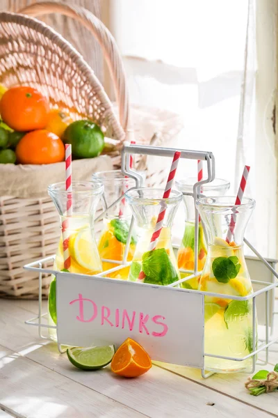 Sommerdrink med citrus og mynteblad - Stock-foto