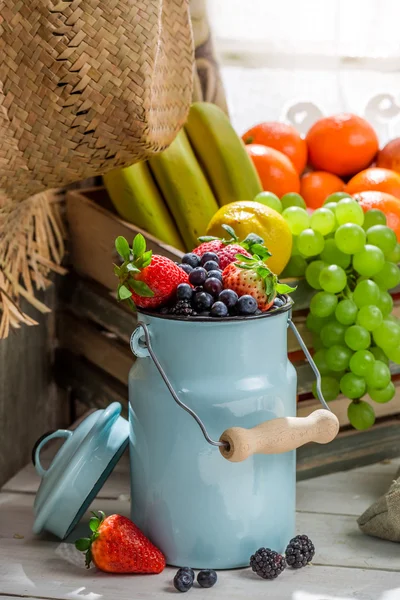 Farinha de aveia saudável com frutas frescas ao pequeno-almoço — Fotografia de Stock