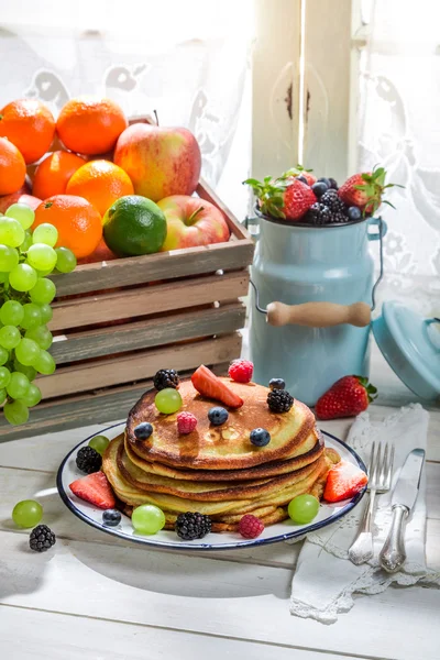 Panquecas saborosas com frutas e xarope de bordo — Fotografia de Stock