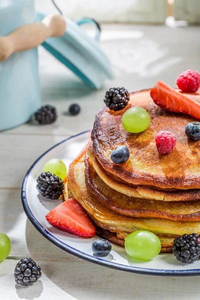 Panqueques dulces con frutas de bayas para el desayuno — Foto de Stock