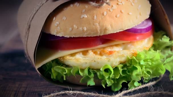 Verse afhaalmaaltijden hamburger met eieren — Stockvideo