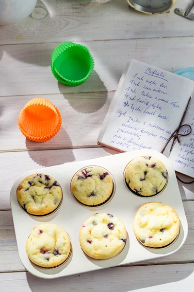 Decoração saborosos muffins com creme e decoração — Fotografia de Stock