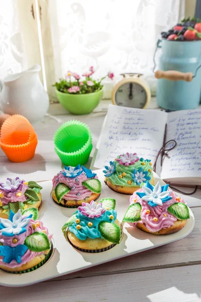 Decorating fresh muffins with sweet cream — Stock Photo, Image