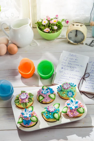 Decorating fresh cupcakes with cream — Stock Photo, Image