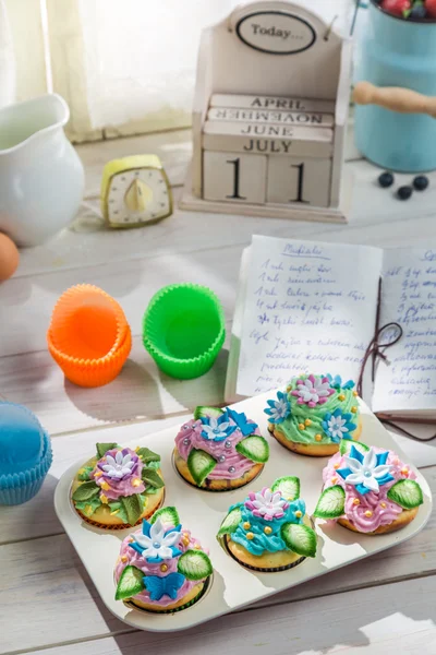 Preparação para bolos doces saborosos com nata doce — Fotografia de Stock