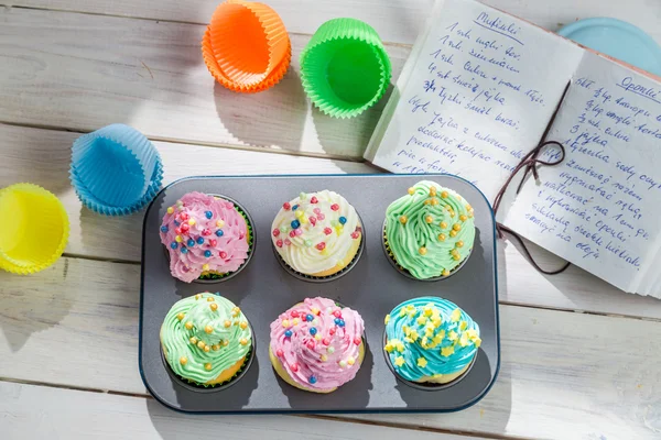 Preparation for tasty cupcakes with sweet cream — Stock Photo, Image