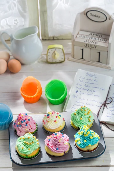 Preparation for tasty cupcakes with cream — Stock Photo, Image