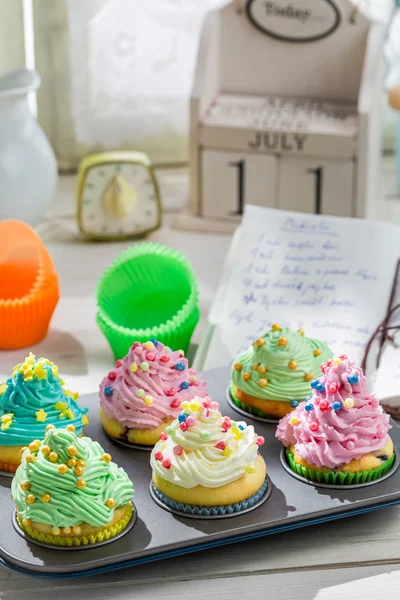 Preparation for sweet cupcakes with sweet cream — Stock Photo, Image