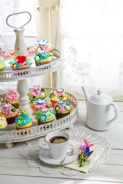 달콤한 장식 및 커피와 함께 맛 있는 컵 케이크 — 스톡 사진