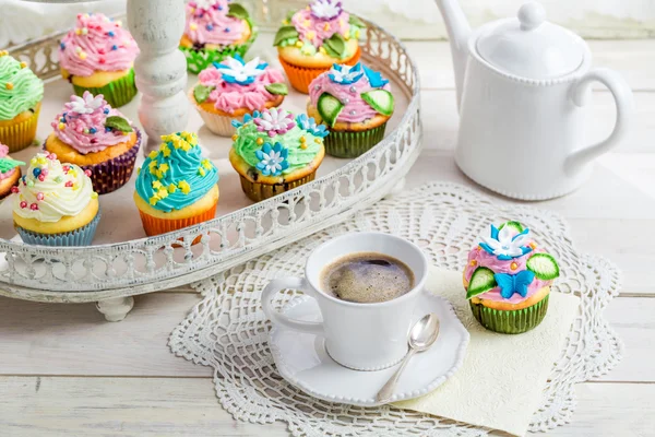 Sweet cupcakes with sweet decoration and coffee — Stock Photo, Image