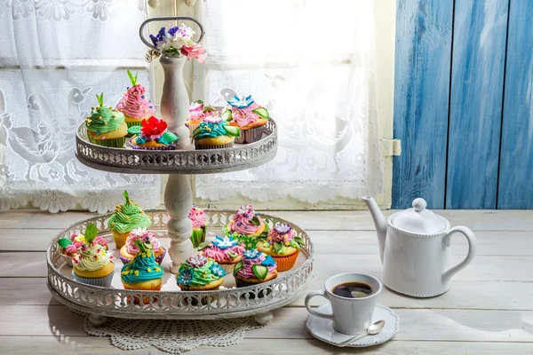 Leckere Cupcakes mit süßer Dekoration — Stockfoto