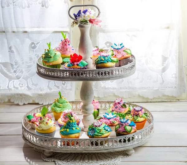 Deliciosos cupcakes con dulce decoración y crema — Foto de Stock