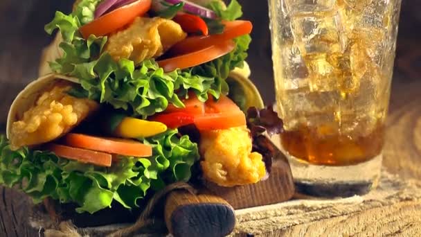 Snach Wrap mit Huhn und Gemüse serviert mit Kaltgetränk — Stockvideo