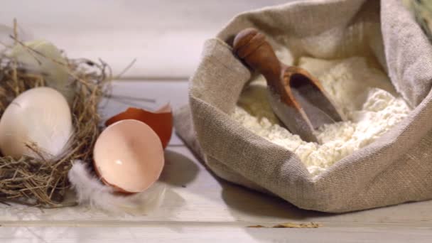 Яичница с грибами на завтрак — стоковое видео