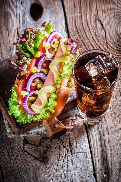 Hot dog fresco con bevanda fredda — Foto Stock