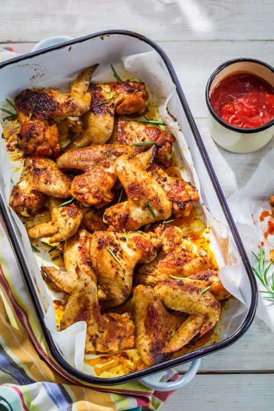 Kryddiga kycklingvingar med barbecuesås — Stockfoto