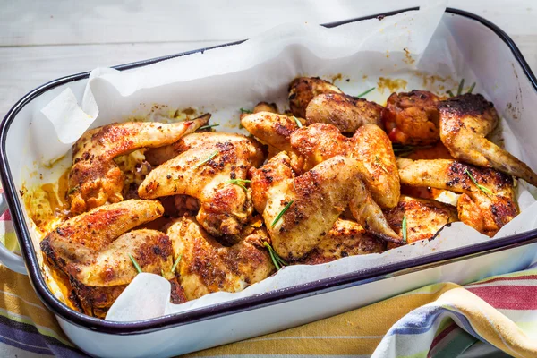 Ali di pollo caldo con salsa barbecue — Foto Stock