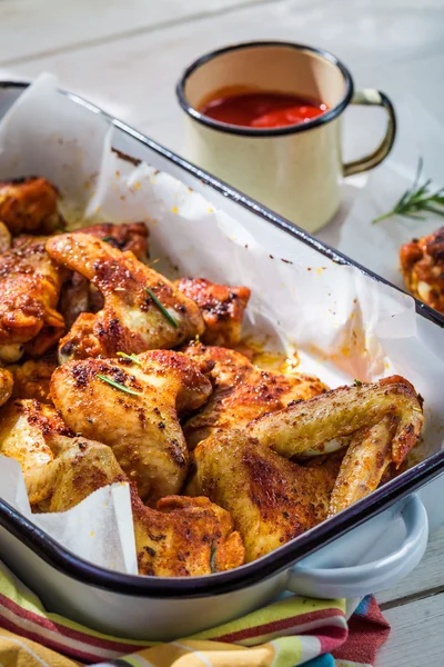 Ali di pollo arrosto con salsa barbecue — Foto Stock