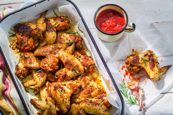 Baharatlı tavuk kanadı otlar ve sos ile — Stok fotoğraf