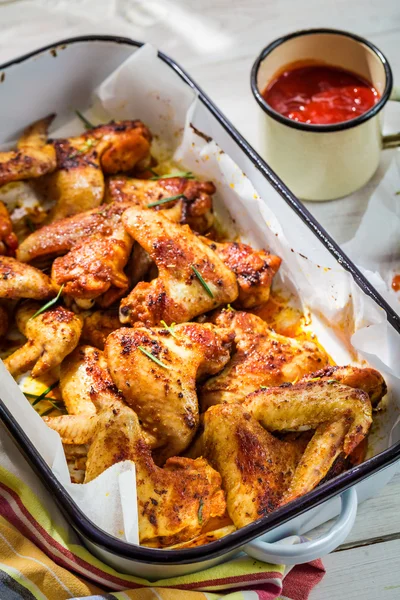 Gustose ali di pollo con salsa barbecue — Foto Stock