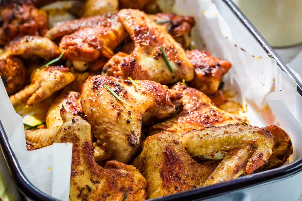 Leckere Chicken Wings mit Kräutern und Soße — Stockfoto