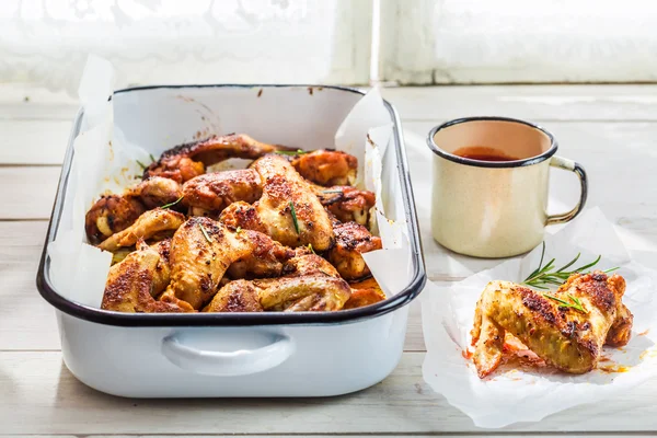 Ali di pollo fatte in casa con salsa barbecue — Foto Stock