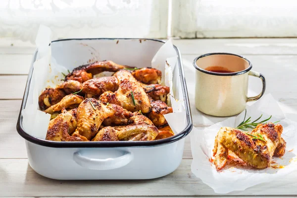 Zelfgemaakte Kippenvleugels met barbecue saus — Stockfoto