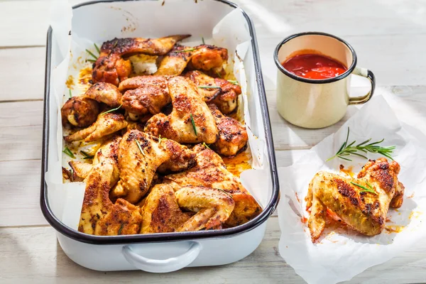 Ali di pollo fatte in casa con erbe e salsa — Foto Stock