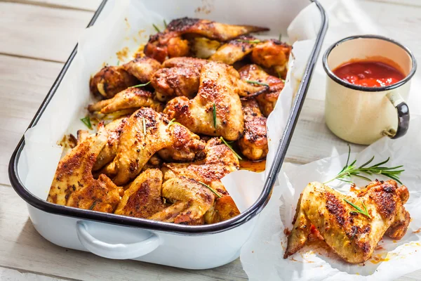 Heiße Chicken Wings in der Sommerküche — Stockfoto