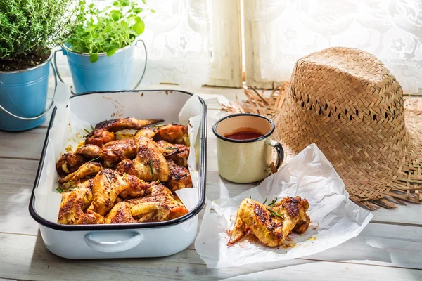 Ali di pollo arrosto in cucina rustica — Foto Stock
