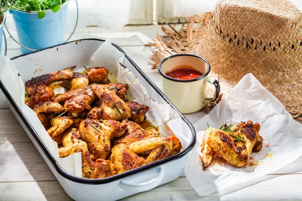 Asas de frango assadas na cozinha de verão — Fotografia de Stock