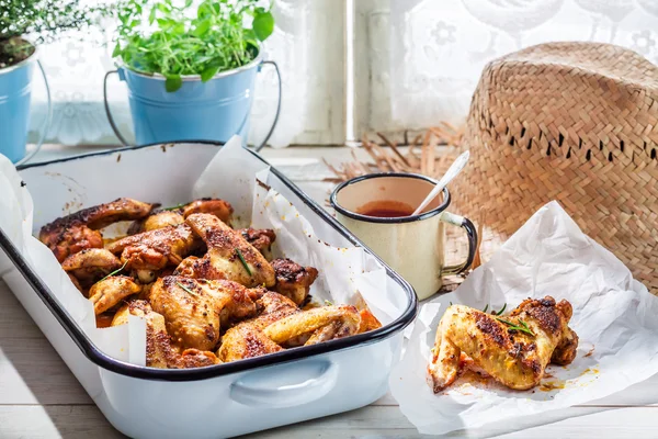 Gustose ali di pollo in cucina estiva — Foto Stock