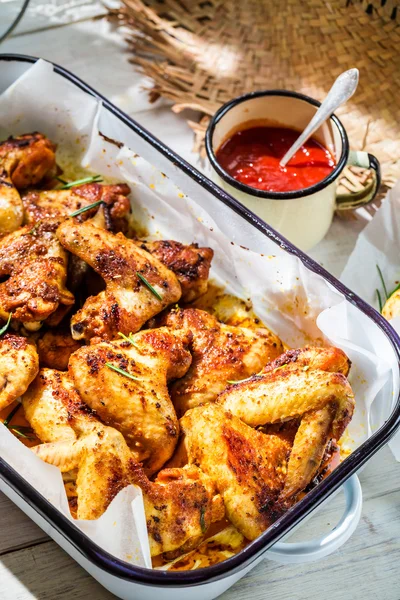 Krokante Kippenvleugels in rustieke keuken — Stockfoto